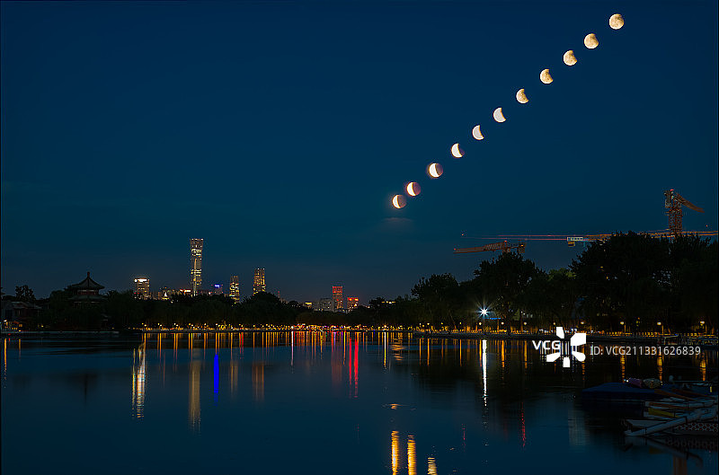 2021年5月26日晚，北京什刹海，国贸夜景和月全食后半程。图片素材