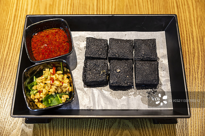 湖南省长沙市坡子街火宫殿风味小吃：非遗臭豆腐图片素材