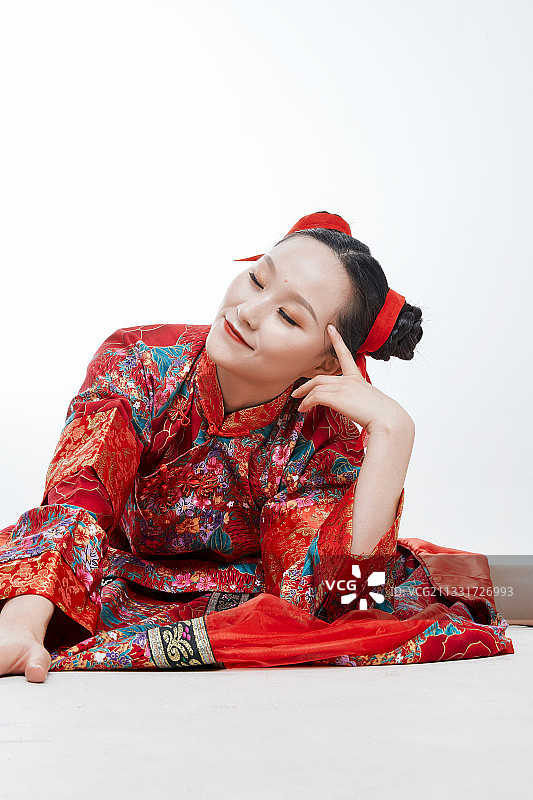 白色背景下身穿传统秀禾服的亚洲女孩图片素材