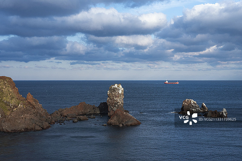 海，礁石，船图片素材