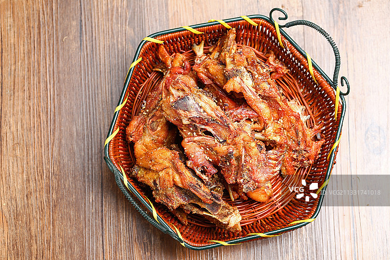 麻辣鸡架放在竹筐里图片素材