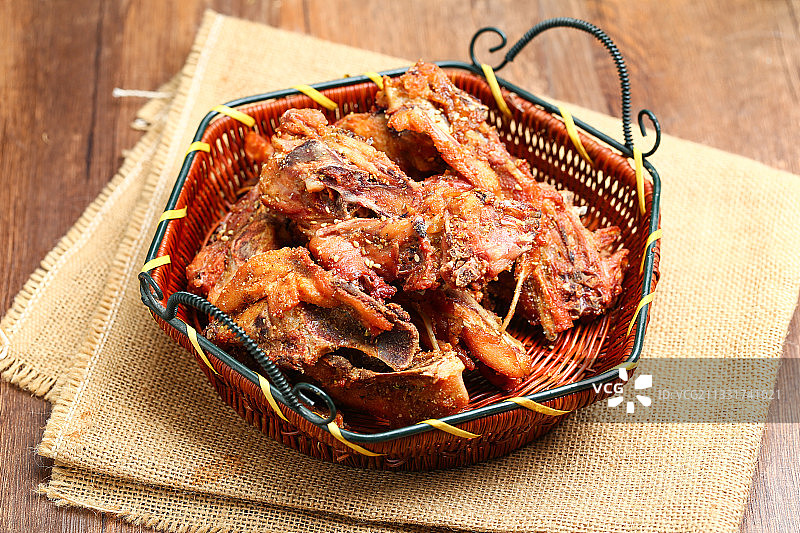 麻辣鸡架放在竹筐里图片素材