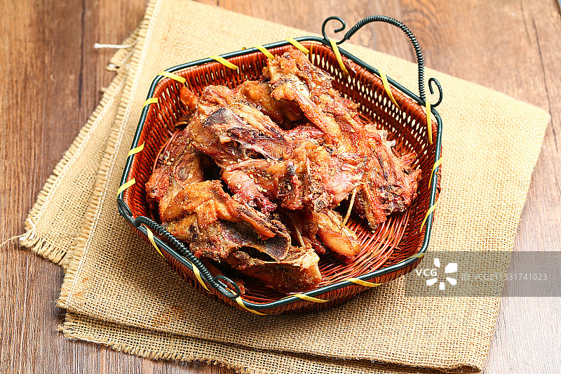 麻辣鸡架放在竹筐里图片素材