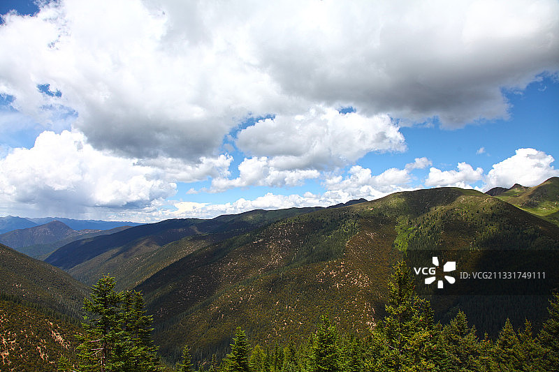 四川省甘孜藏族自治州的山脉风光图片素材