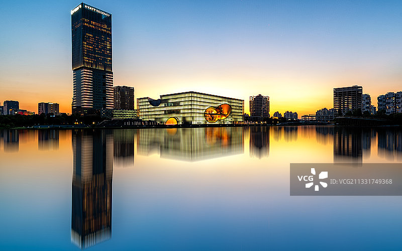 上海市嘉定地标建筑保利大剧院倒影城市风光图片素材