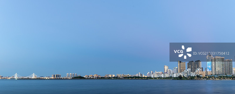 夜幕下的海口湾城市天际线图片素材