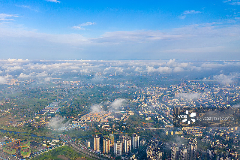 平流雾中的城市，若隐若现，犹如仙境，四川省眉山市东坡区城区。图片素材