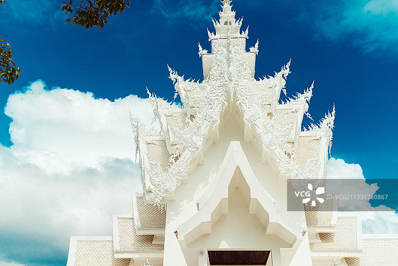 蓝天下的白庙图片素材