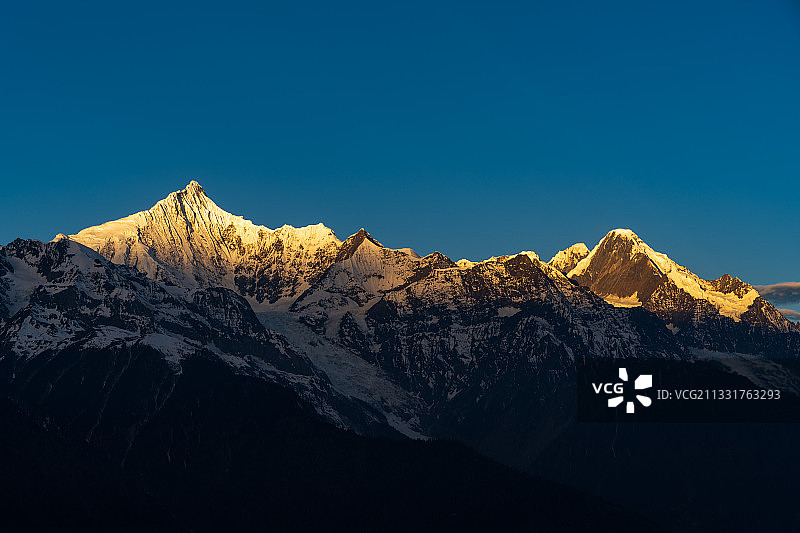 云南梅里雪山主峰卡瓦格博的日照金山风光摄影图片素材