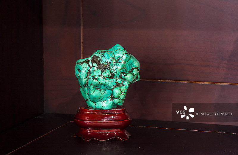 陈列在桌面上的奢华装饰品绿松石图片素材
