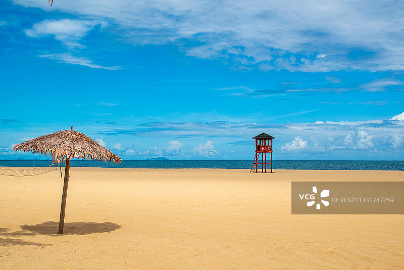 十里银滩的救生塔与凉亭 广东阳江图片素材