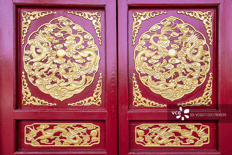 中国龙图腾金漆木雕双龙戏珠图片素材