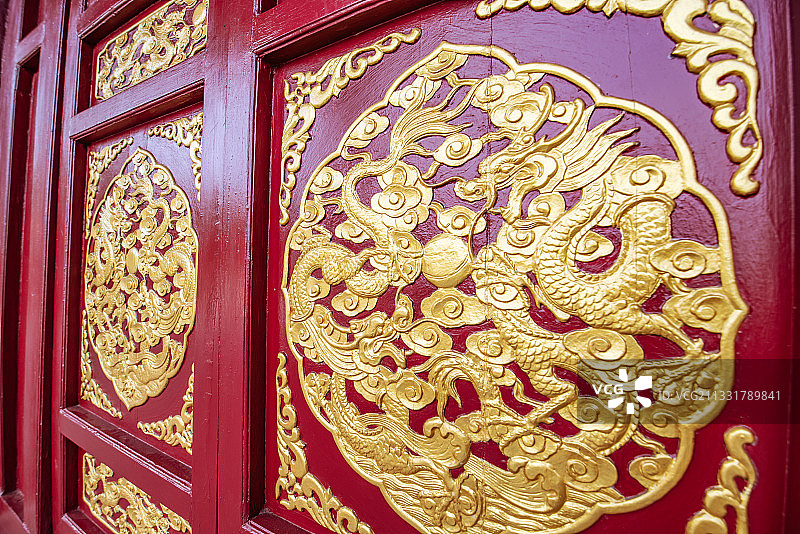 中国龙图腾金漆木雕双龙戏珠图片素材