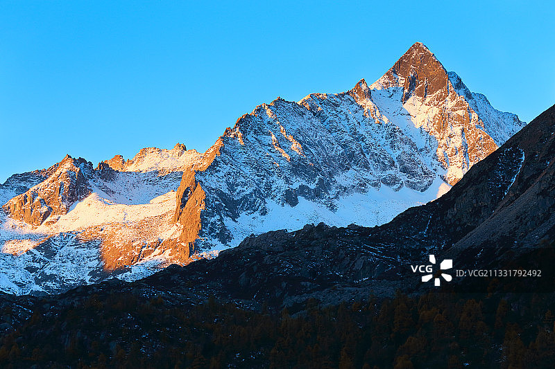 四川甘孜藏族自治州丹巴的夏羌拉雪山图片素材