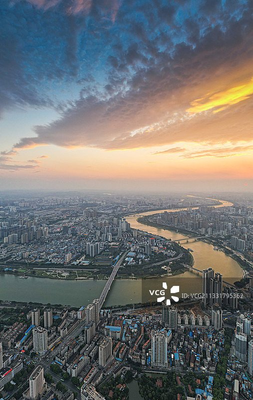 航拍广西首府南宁邕江日落图片素材