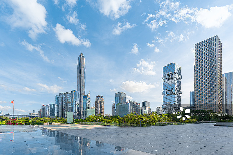 深圳市民中心广场和福田CBD城市天际线图片素材