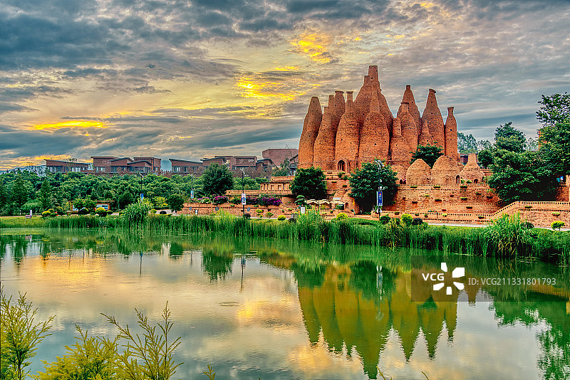日出时分的东风韵万花筒红砖建筑和倒影，朝霞图片素材