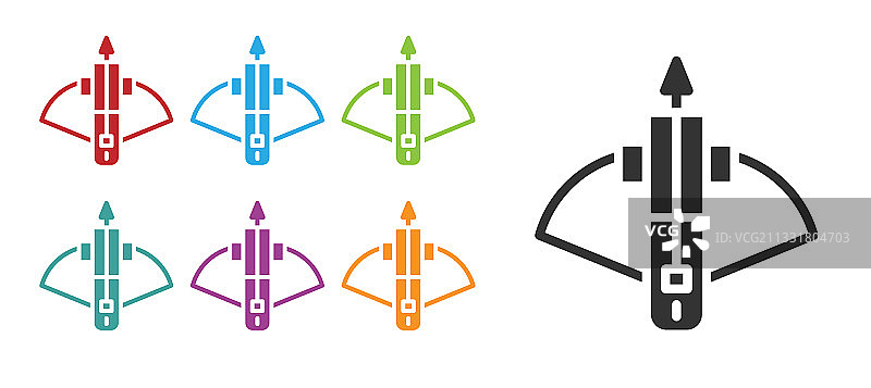 黑色背景上孤立的带箭战斗弩图片素材