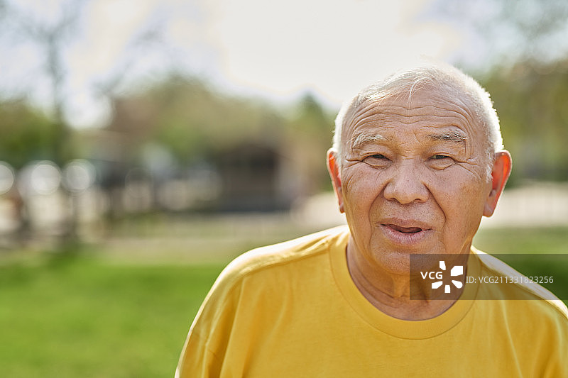 在公园里的严肃老年男人图片素材