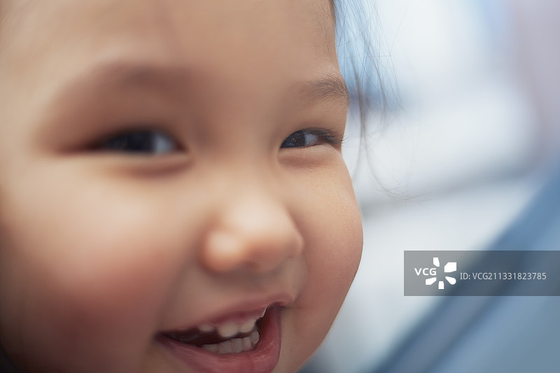 看着镜头的欢笑的3-4岁女孩图片素材