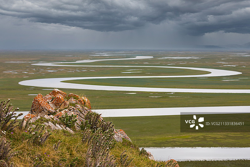 巴音布鲁克大草原的九曲十八弯图片素材