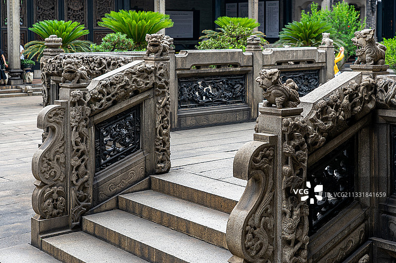 中国广州陈家祠古建筑景观石狮子和石雕图片素材