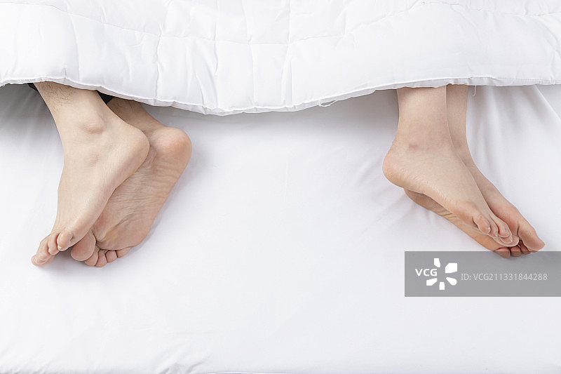 在床上睡觉的人的脚部图片素材