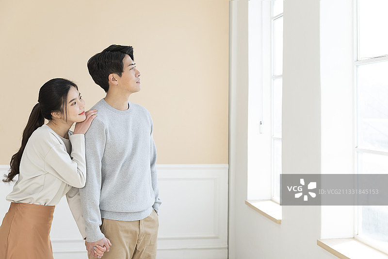 亚洲新婚夫妇看窗外图片素材