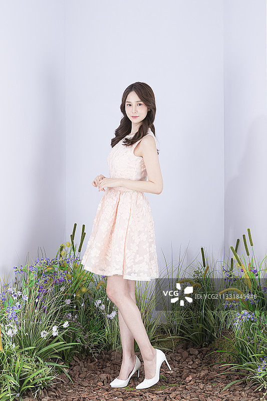 身穿粉色迷你裙的亚洲美女模特，展现春季时尚与美图片素材