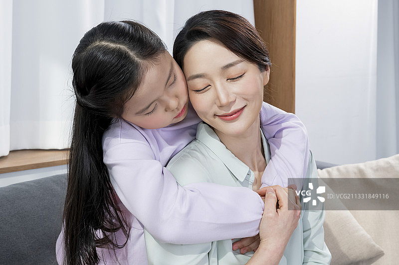 亚洲中年女儿从背后拥抱年迈的母亲图片素材
