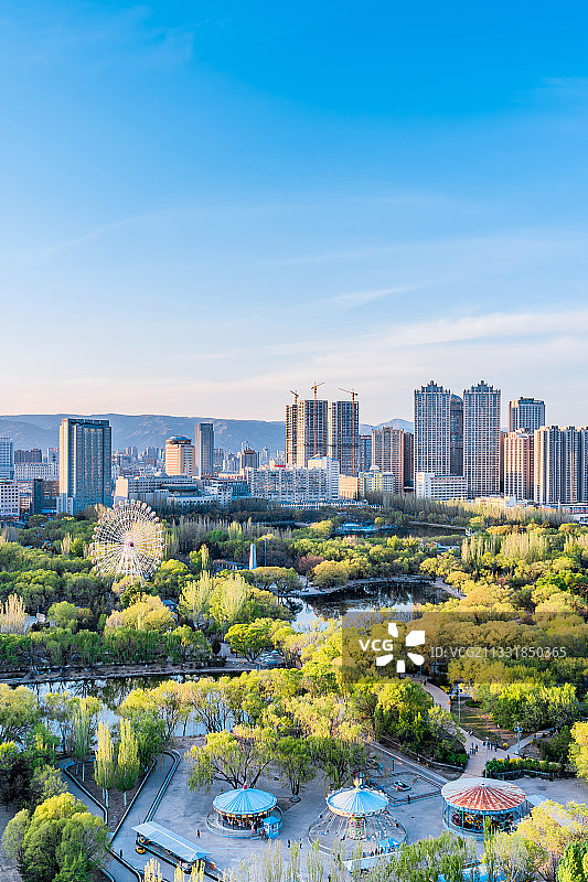 中国内蒙古呼和浩特市青城公园和城市天际线高视角风光图片素材