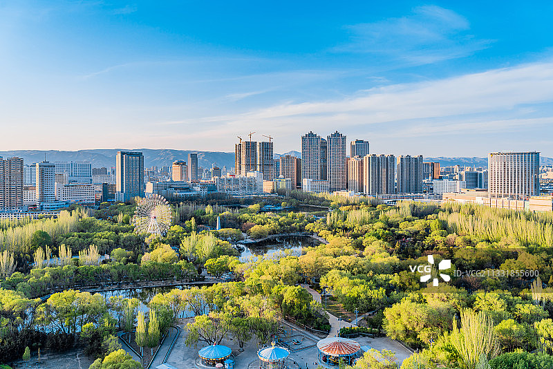 中国内蒙古呼和浩特市青城公园和城市天际线高视角风光图片素材