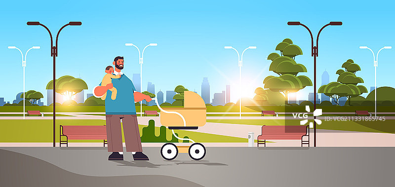 父亲带着小盆在户外散步图片素材