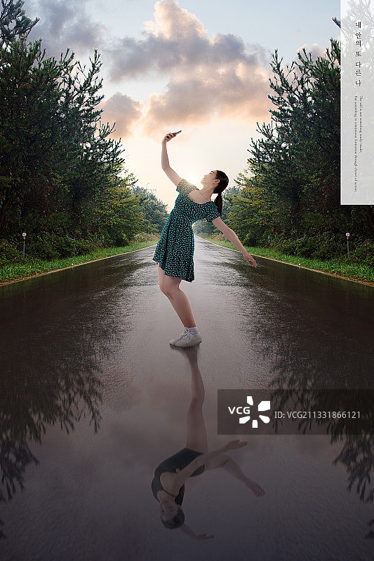 亚洲模特水面倒影，第二自我概念图片素材