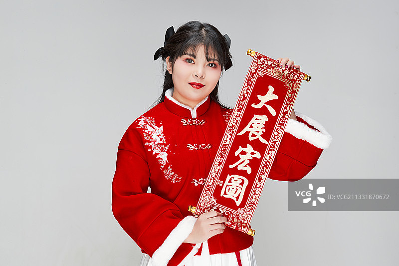 手持春联身穿喜庆汉服的可爱少女图片素材