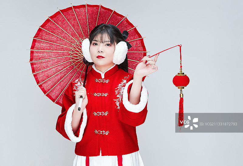 手打油纸伞手提红灯笼身穿喜庆汉服的少女图片素材
