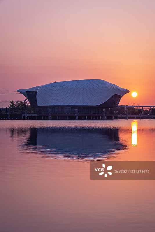 太仓天镜湖日出时分红霞满天，倒影出双鱼建筑太仓规划展示馆图片素材