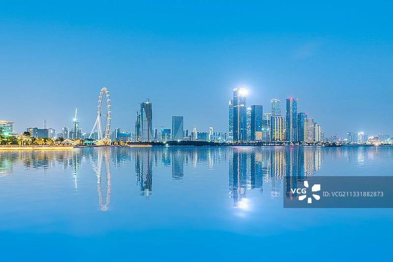 深圳前海自贸区和欢乐港湾湾区之光摩天轮夜景图片素材