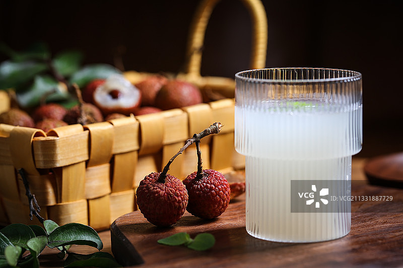 鲜榨荔枝汁和荔枝图片素材