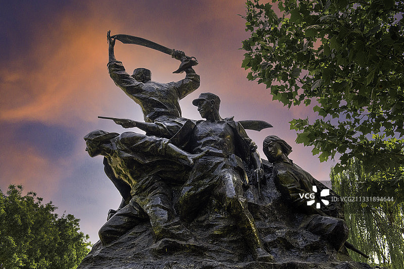 大刀向鬼子头上砍去——人民战争雕塑图片素材