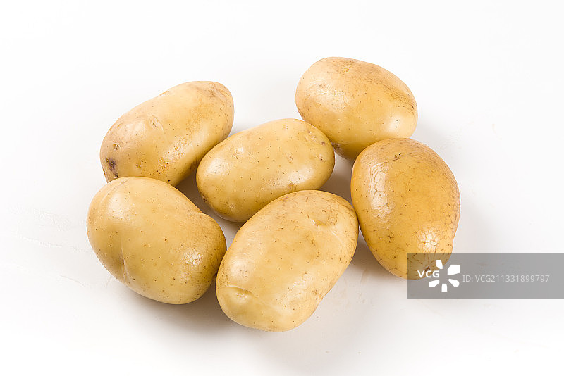 新鲜土豆马铃薯，白色背景图片素材