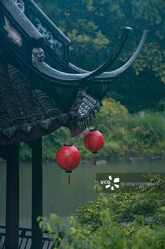 雨中江南古建筑醉白池图片素材