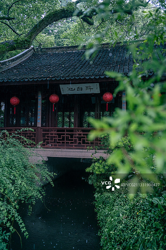 雨中江南古建筑醉白池图片素材