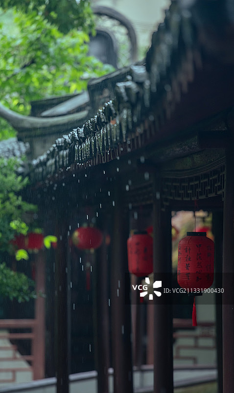 雨中江南古建筑醉白池图片素材