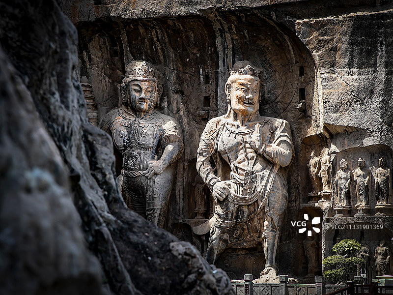 洛阳龙门石窟，二个雕塑小石像图片素材