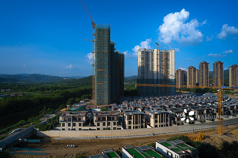 光影下的依云四季别墅群图片素材