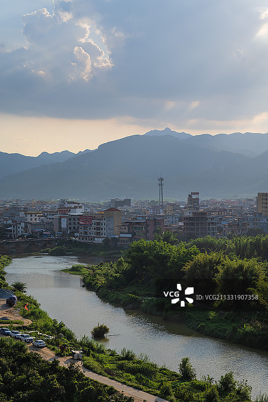 丁达尔光下的永汉镇永汉河图片素材