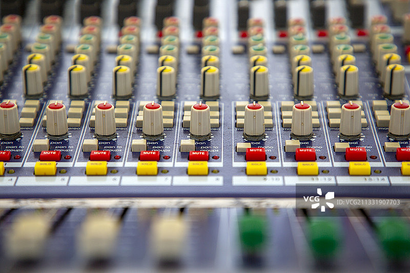调音台面板许多旋钮图片素材