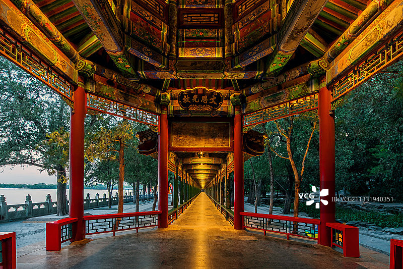 北京颐和园长廊夜景图片素材
