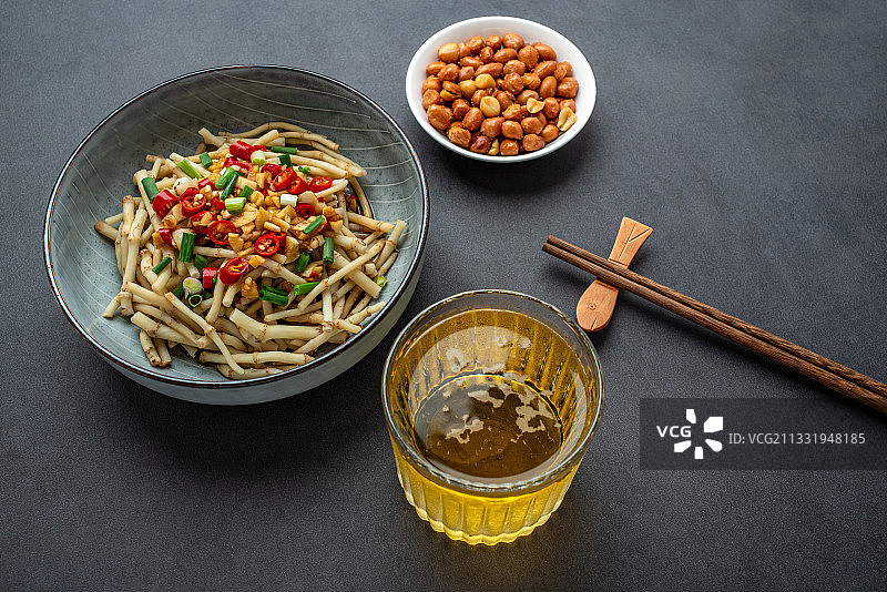 一杯啤酒和一碟凉拌折耳根图片素材